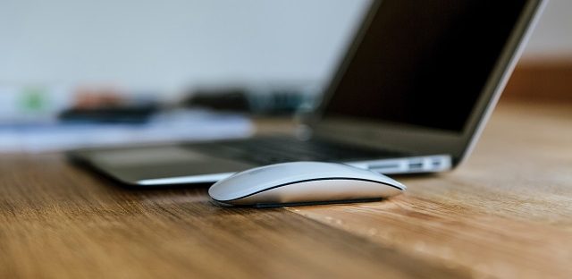 Laptop i myszka komputerowa
