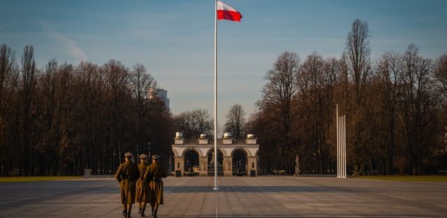Polska flaga na placu
