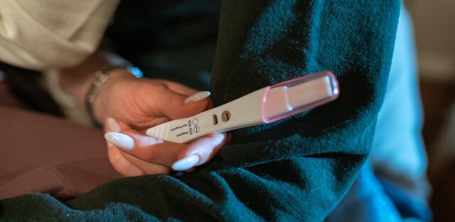 Kobieta trzymająca test ciążowy