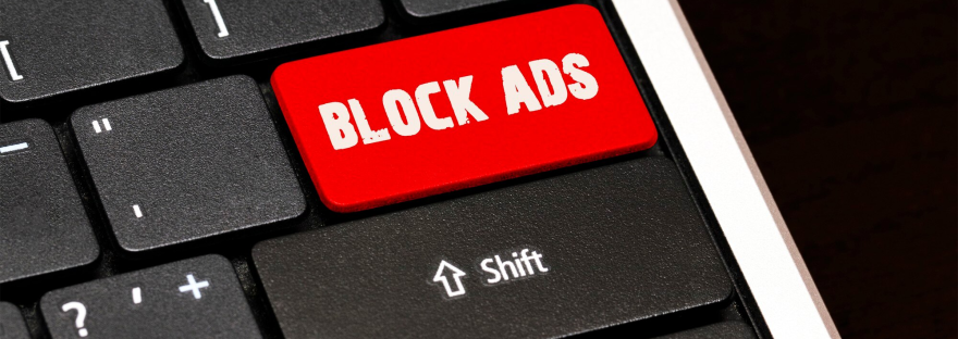 Napis block ads na klawiaturze