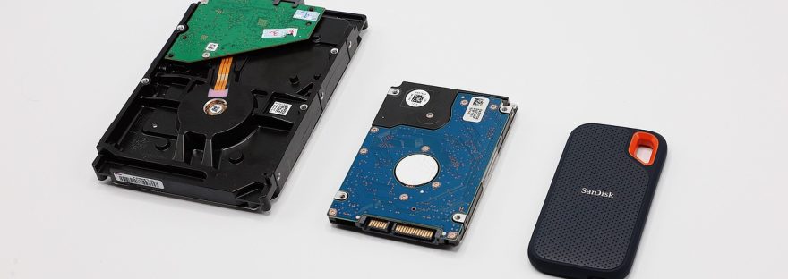 Porównanie dysku talerzowego HDD, mniejszego dysku HDD oraz zewnętrznego dysku SSD