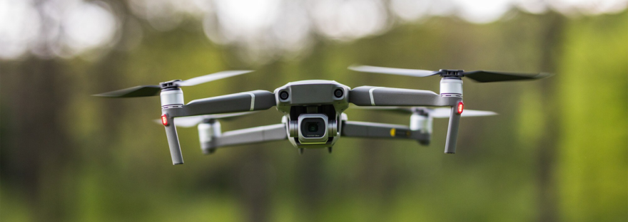 Dron w trakcie lotu