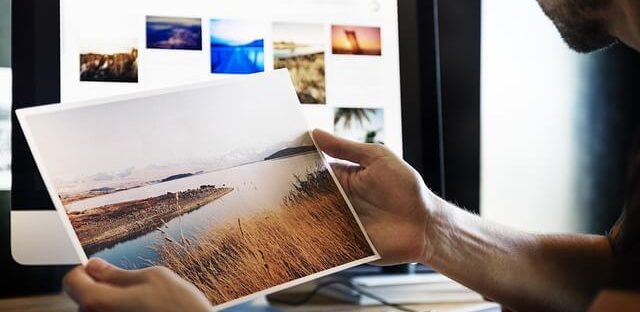 Grafik komputerowy trzyma fotografię
