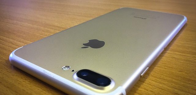 Telefon iPhone 7 leży na biurku