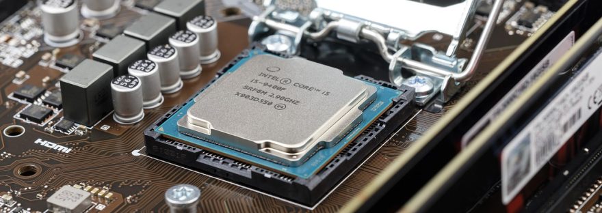 Procesor umieszczony w gniazdzie płyty głównej komputera.