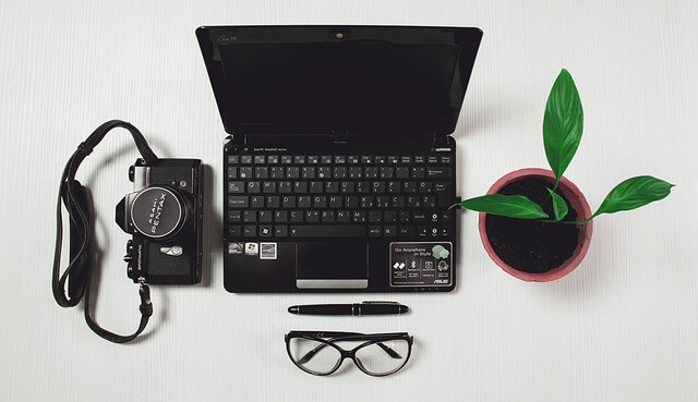 Laptop leżący na biurku