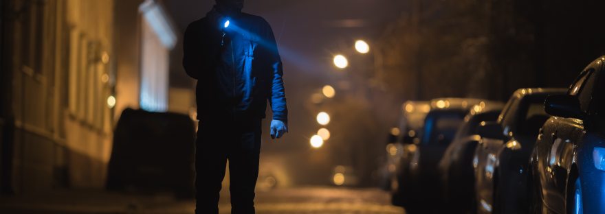 Mężczyzna z latarką