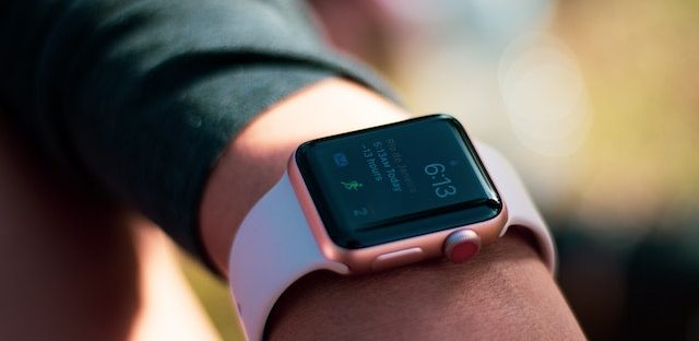 różowy smartwatch na nadgarstku