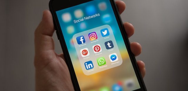 Ekran telefonu z ikonkami mediów społecznościowych