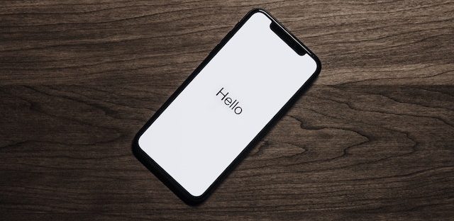 Iphone z napisem Hello na ekranie