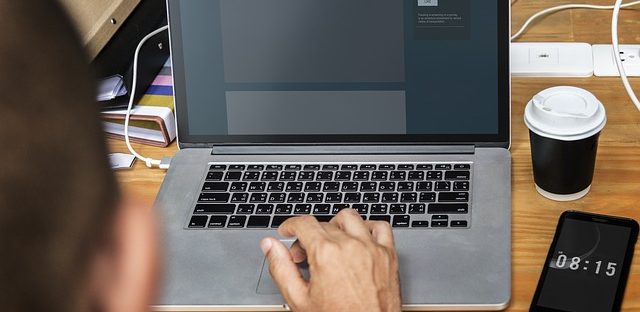 Praca na laptopie
