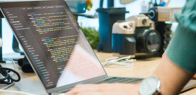 Programista przy pracy