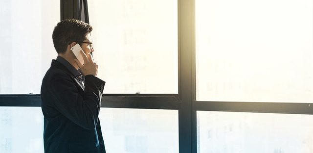 Mężczyzna rozmawiający przez telefon