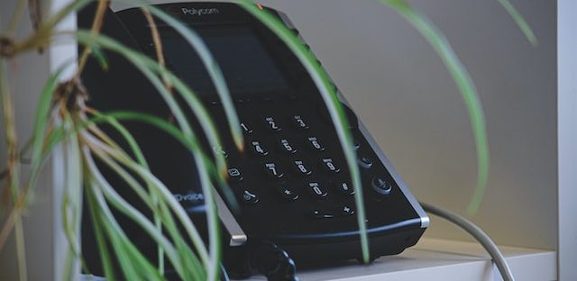 czarny telefon