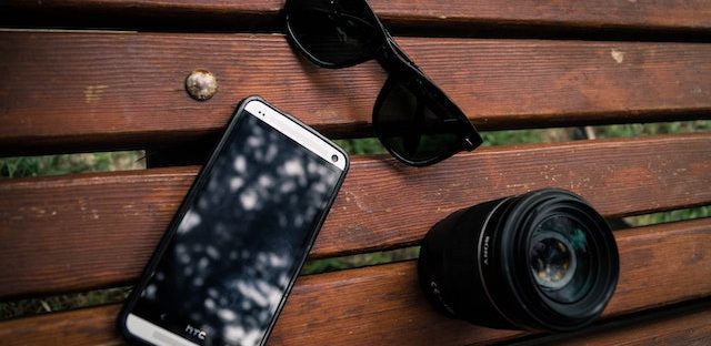 telefon HTC na ławce