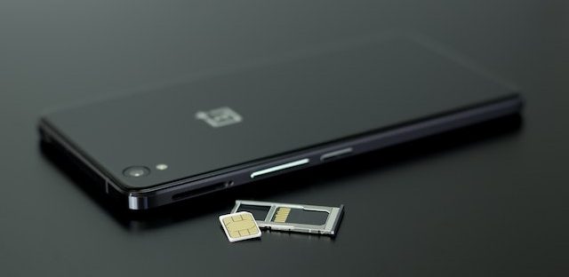 telefon z wyciągniętą kartą sim