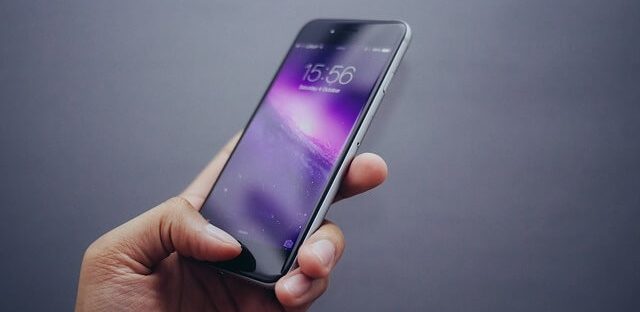Telefon komórkowy trzymany w dłoni