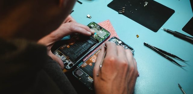 Telefon podczas wymiany szybki