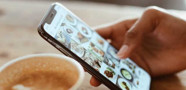 Smartfon trzymany w ręce