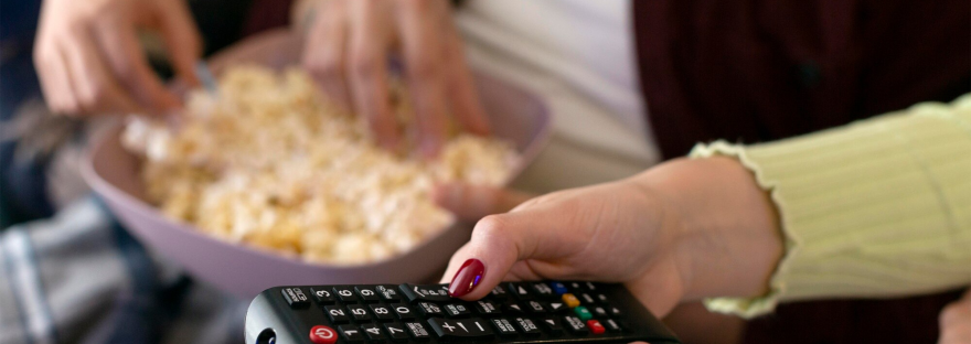 znajomi ogladaja wspolnie film i jedza popcorn