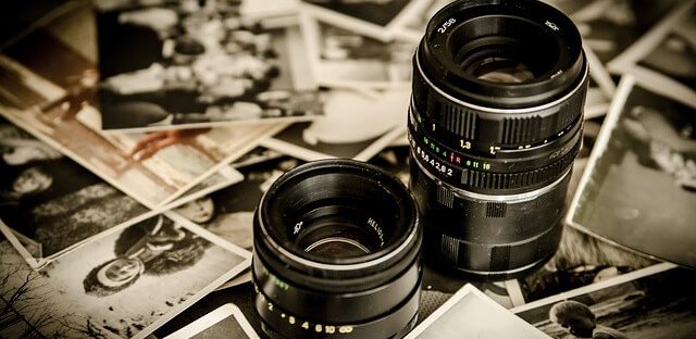 Rozsypane zdjęcia i obiektywy fotograficzne
